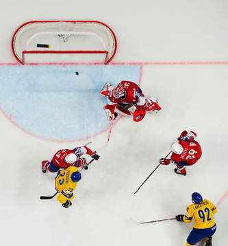 Norges målvakt Lars Haugen ser 0-1-pucken från Sveriges