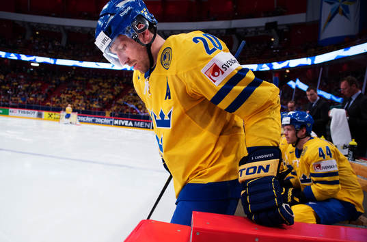 Sveriges Joel Lundqvist gör ett byte i matchen mellan