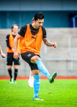 Jiloan Hamad, Malmö FF, spottar ut ett tuggummi och sedan