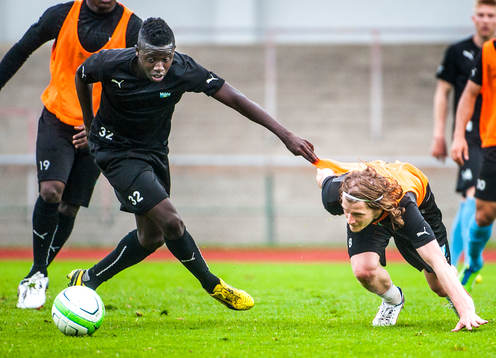 Pa Konate, och Erik Friberg, Malmö FF, jagar boll