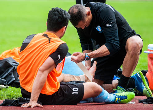 Jiloan Hamad, Malmö FF, får bandage runt fotleden innan