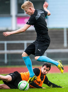 Matias Concha, försöker sparka bort bollen från Simon