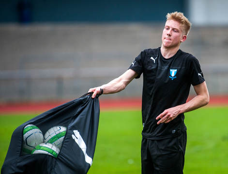 Simon Kroon, Malmö FF, kastar en säck med fylld med bollar