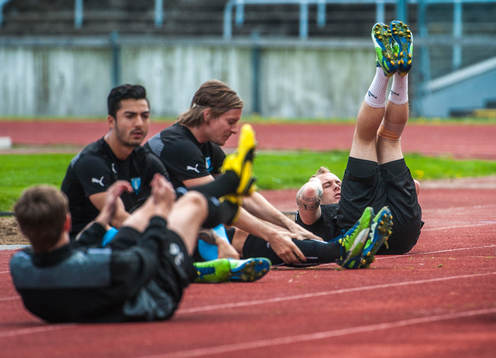 Magnus Eriksson, Malmö FF, till höger, värmer upp innan
