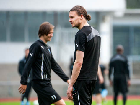 Erik Johansson, Malmö FF. I bakgrunden Simon Thern, Malmö