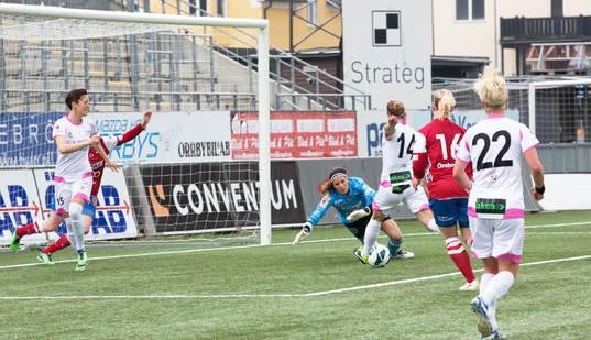 Stephanie Labbé målvakt KIF Örebro räddar anfall av FC