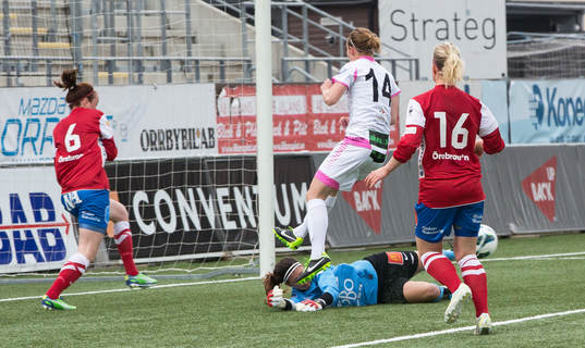Stephanie Labbé målvakt KIF Örebro räddar anfall av FC