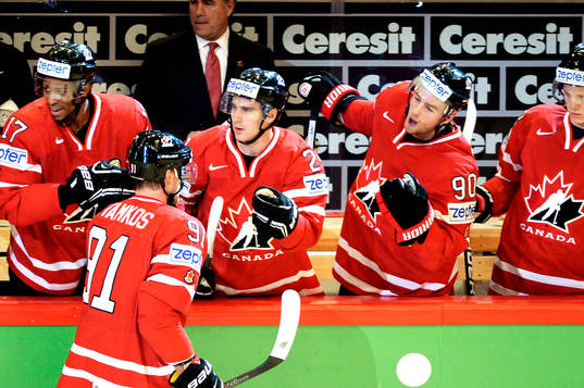 Kanadas Steven Stamkos gratuleras till sitt 0-1 mål i