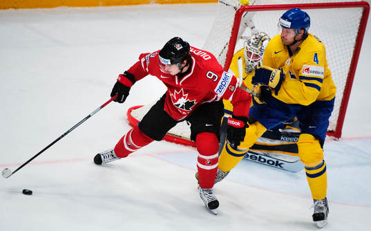 Kanadas Matt Duchene utmanar Sveriges Staffan Kronwall i