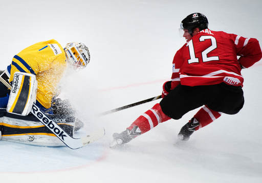 Sveriges målvakt Jhonas Enroth motar ett friläge från