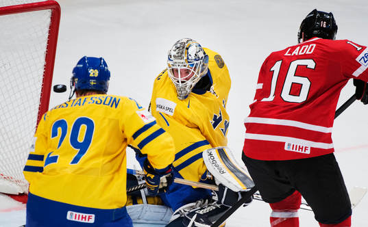 Pucken går förbi precis sveriges målvakt Jhonas Enroth