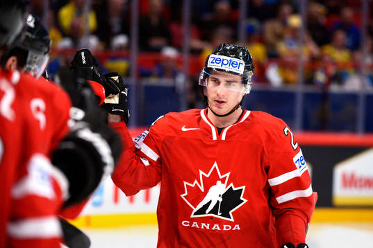 Kanadas Luke Schenn gratuleras till sitt 0-2 mål i matchen