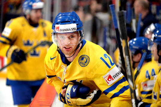 Sveriges Fredrik Pettersson manar på sina lagkamrater i