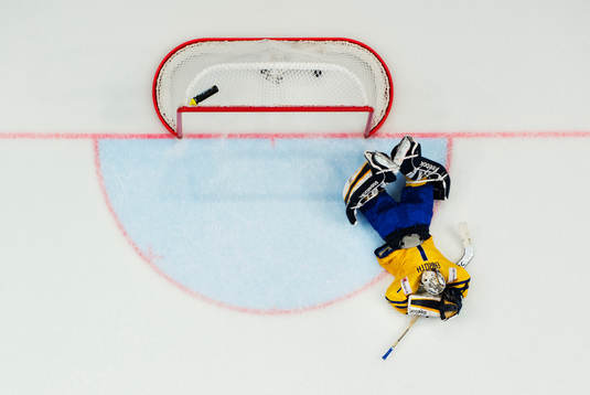 Sveriges målvakt Jhonas Enroth ligger ned på isen och