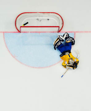 Sveriges målvakt Jhonas Enroth ligger ned på isen och