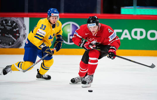 Sveriges Elias Fälth och Kanadas Taylor Hall i matchen