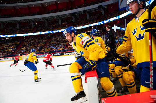 Sveriges Johan Fransson gör sig redo att hoppa in på isen