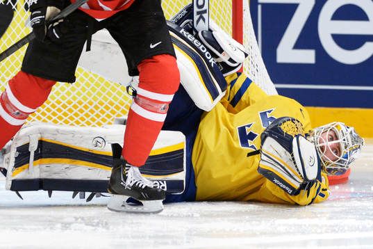 Sveriges Jhonas Enroth ligger ner på isen i matchen mellan