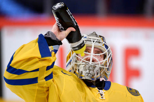 Sveriges Jhonas Enroth svalkar sig med vatten
