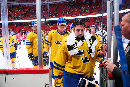 Sveriges målvakt Jhonas Enroth deppar