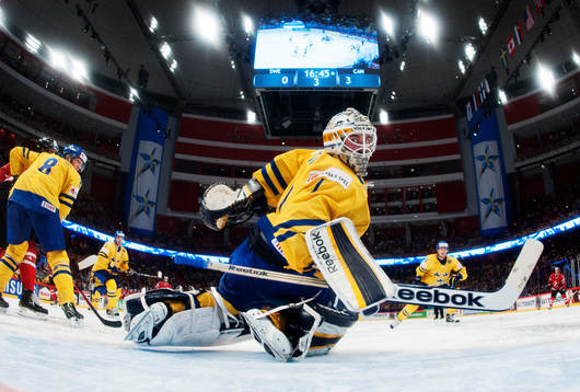 Sveriges målvakt Jhonas Enroth i matchen mellan Sverige