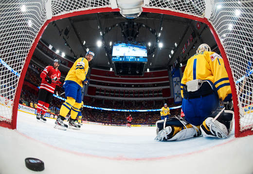 Sveriges Henrik Tallinder ser 0-1-pucken ligga i mål bakom
