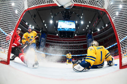 Kanadas Taylor Hall och Sveriges Petter Granberg i matchen