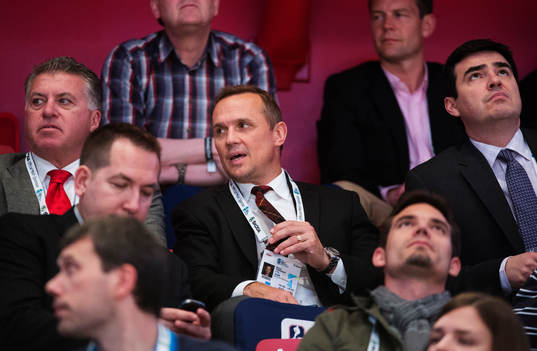 Kanadas Steve Yzerman ser matchen mellan Sverige och Kanada