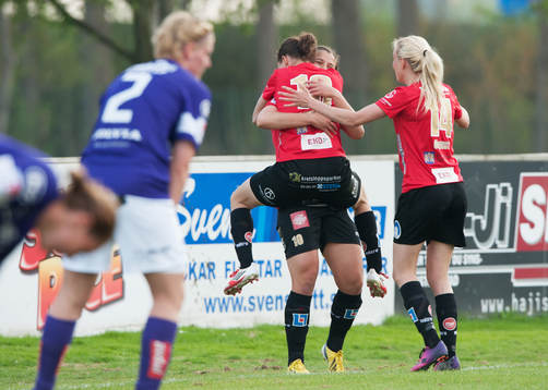 1-0 Johanna Rasmussen som grattas av passningsläggaren