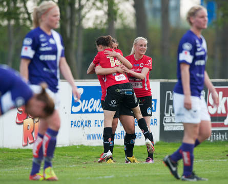 1-0 Johanna Rasmussen som grattas av passningsläggaren