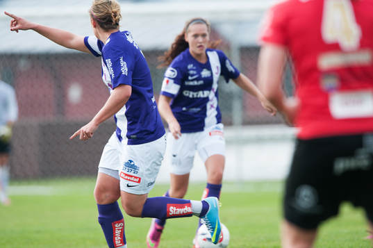 Passa mig, en Jitex-spelare pekar var hon vill ha passningen