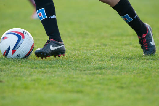 Fot, boll, gräs, fotbollsskor Nike