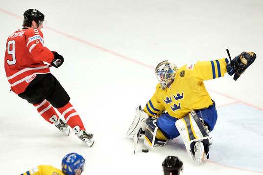 Jhonas Enroth, målvakt, Sverige räddar ett friläge av