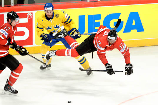 Wayne Simmonds, Kanada flyger framför Johan Fransson,