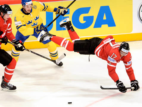Wayne Simmonds, Kanada flyger framför Johan Fransson,
