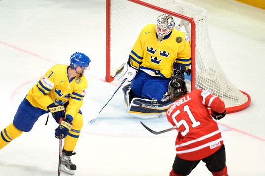 Jhonas Enroth, målvakt, storlekar och räddar skott från