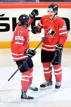 Luke Schenn, Kanada gratuleras av Wayne Simmonds efter