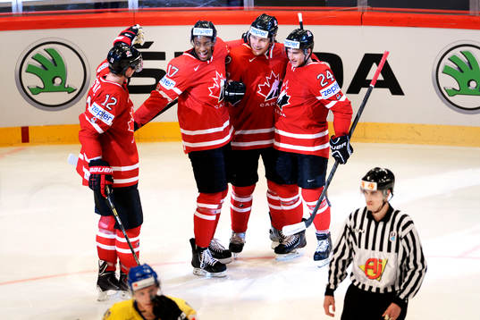 Luke Schenn, Kanada gratuleras av Matt Read, Wayne