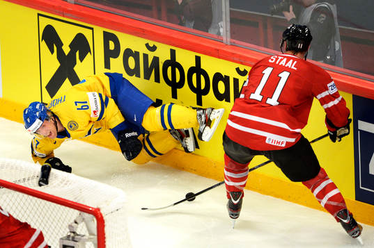 Martin Thörnberg, Sverige faller bredvid Jordan Staal,