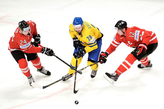 Sveriges Dick Axelsson jagas av Matt Read, Eric Staal,