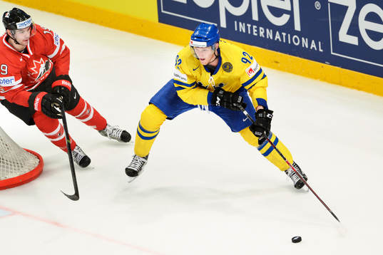 Gabriel Landeskog, Sverige jagas av Justin Schultz, Kanada