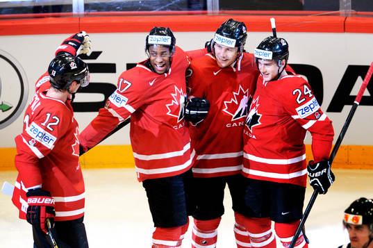 Jordan Staal, Kanada, gratuleras av Eric Staal, Wayne