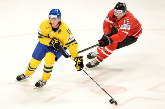 Simon Hjalmarsson, Sverige jagas av Andrew Ladd, Kanada