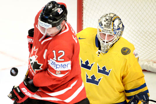 Jacob Markström, målvakt, Sverige bakom Eric Staal, Kanada