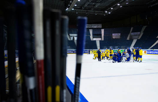 Förbundskapten Pär Mårts har samlat spelarna på isen