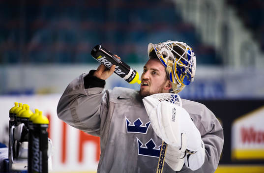 Målvakten Jhonas Enroth dricker sportdryck