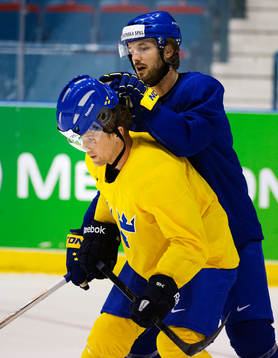 Niklas Persson (h) skojar med Martin Thörnberg (v) och