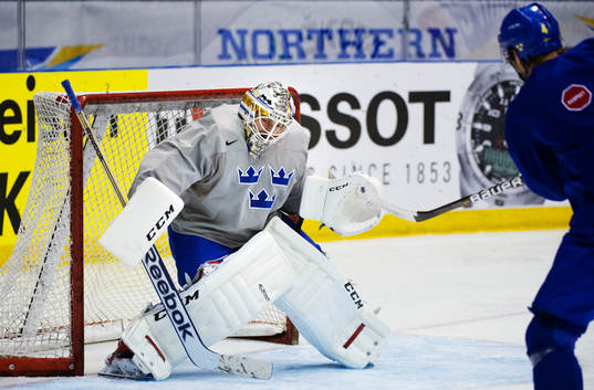 Målvakten Jhonas Enroth tränade med nya benskydd
