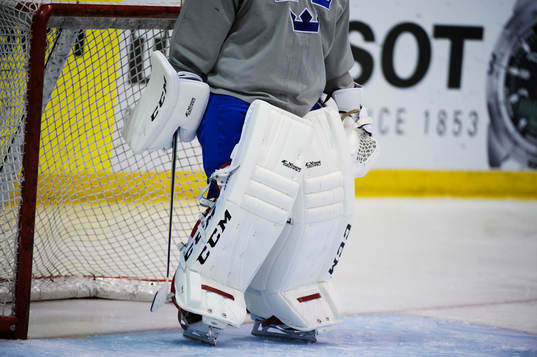 Målvakten Jhonas Enroth tränade med nya benskydd