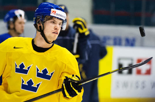 Oscar Lindberg jonglerar med en puck